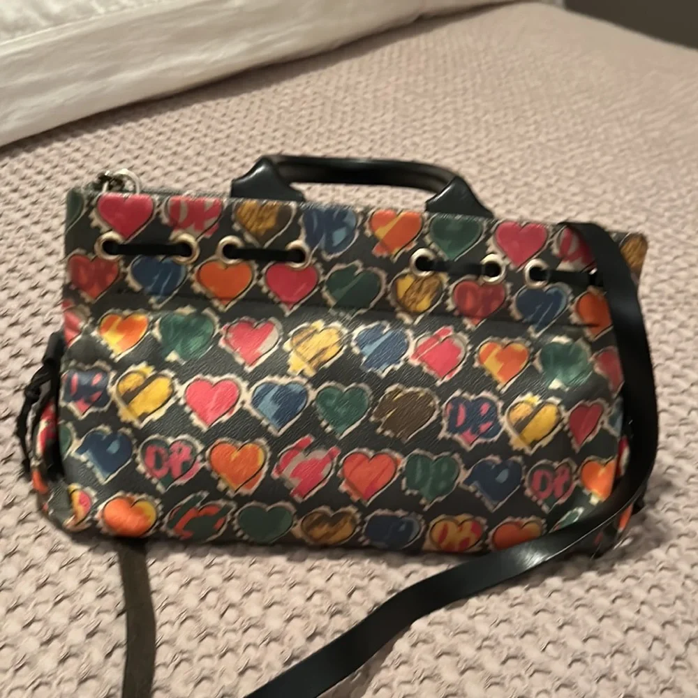 Dooney and bourke heart handbag. With removable 37” leather strap - Picture 2 of 6